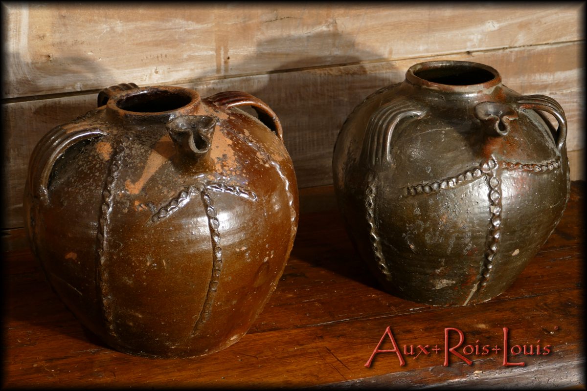 La galerie-vente Aux-Rois-Louis vous propose une vaste collection de poteries anciennes provenant d'Aquitaine, d'Auvergne et de Midi-Pyrénées.