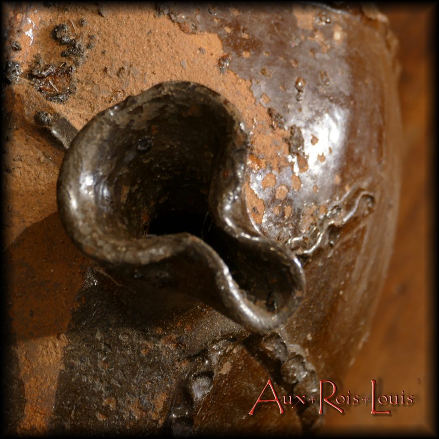 This type of pinched spout is a typical Quercy trademark which has an aesthetic and practical purpose.