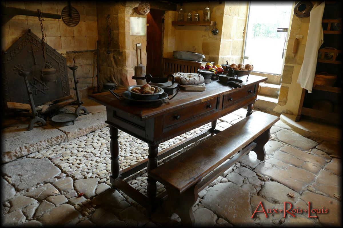 In the center, the farmhouse table and its benches welcome the servants. They prepare tasty dishes for the masters of the place and share the soup between them.