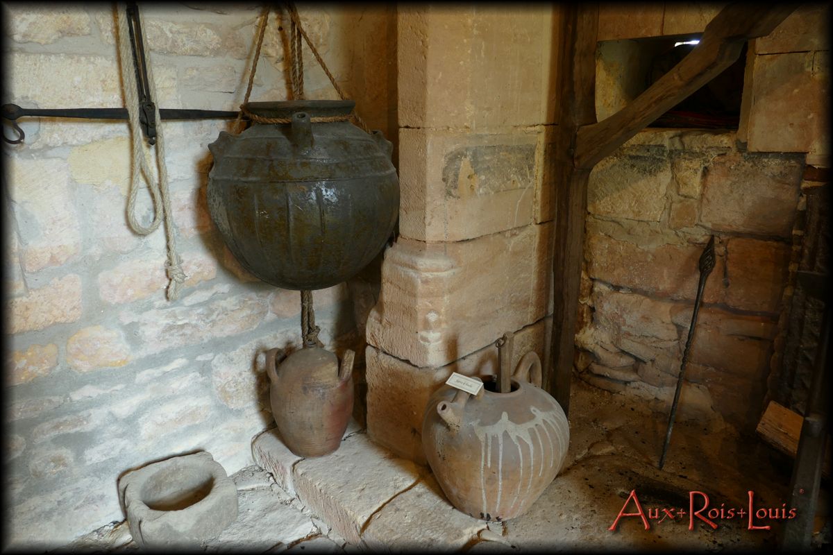 Near the hearth, in a large old pottery called melard, the walnut oil used in the past for lighting is stored warm so as not to congeal. Nearby, smaller oil jugs are intended to carry this fuel to the oil lamps that light the house.