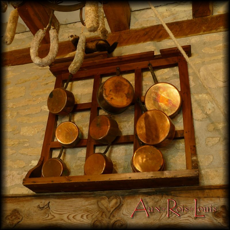 In height, the battery of copper pans is stored in a “casserolier”: wooden shelf provided for this purpose.