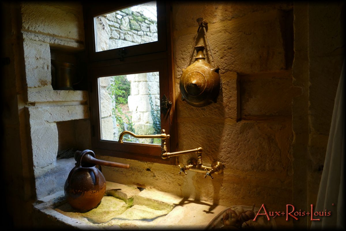 Finally, on the beautiful stone sink, we note the presence of the essential water jugs, supplied from the well or the fountain, which covered all the needs of the household.