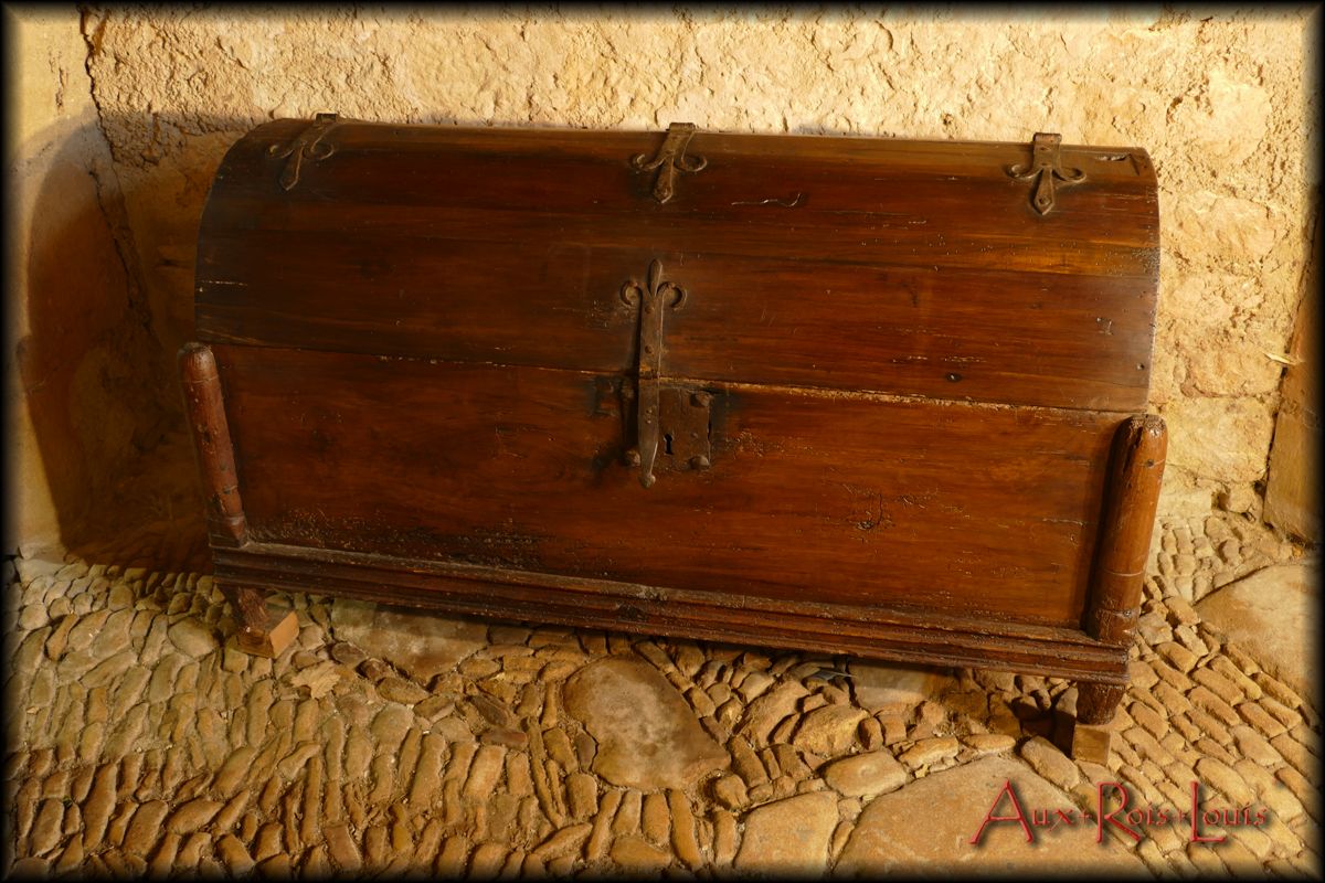 In the entrance, returning from the crusades, was deposited this travel chest decorated with fleur-de-lys fittings attesting to loyalty to the King of France. During these trips, this chest was covered with a boar's skin to protect it from the rains, the torrents of which were moreover chased by its domed top.