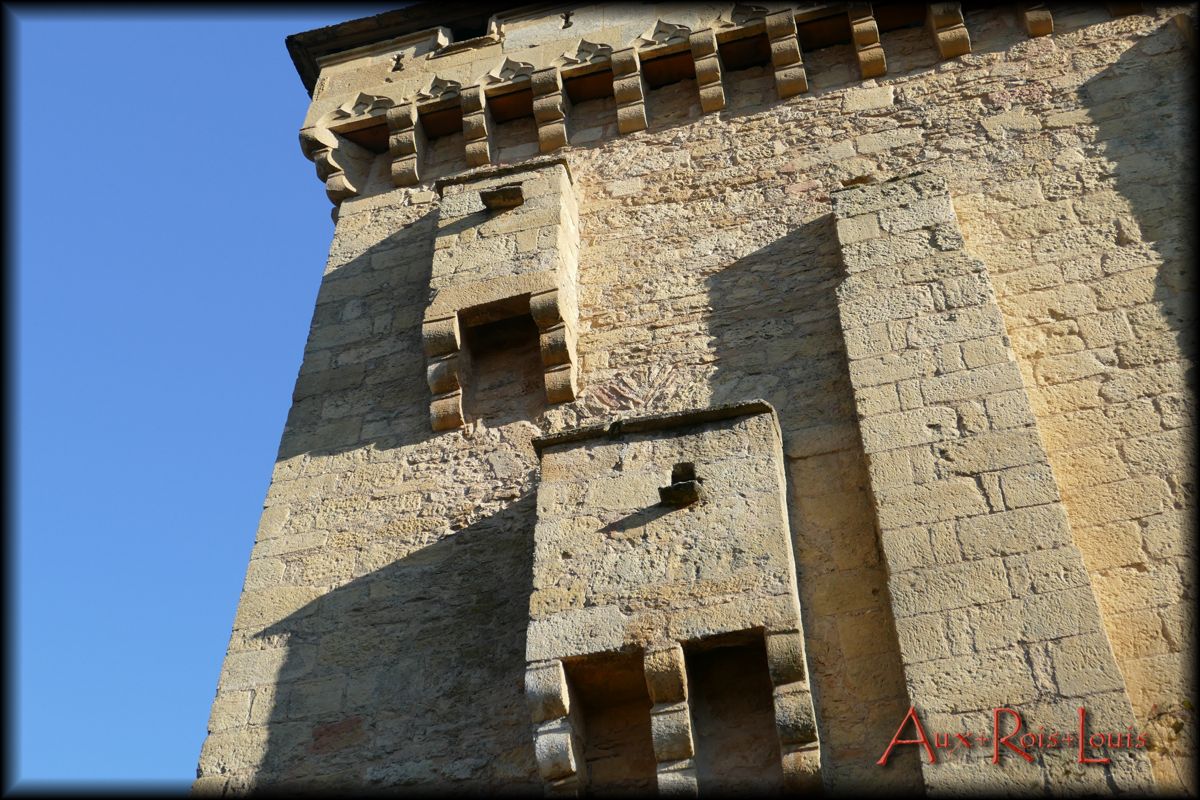 Sur le mur ouest de la forteresse, deux logettes en saillie nommées bretèches ont été aménagées afin de pouvoir lancer des projectiles sur les assaillants.