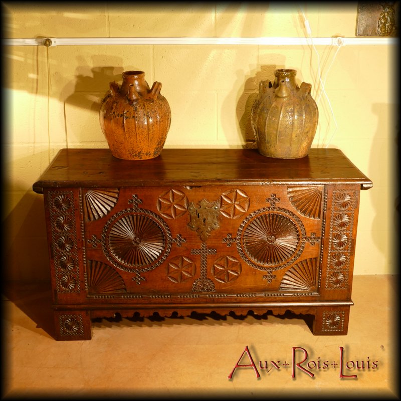 Folk art chestnut chest – 18th century – Béarn – [MP027]