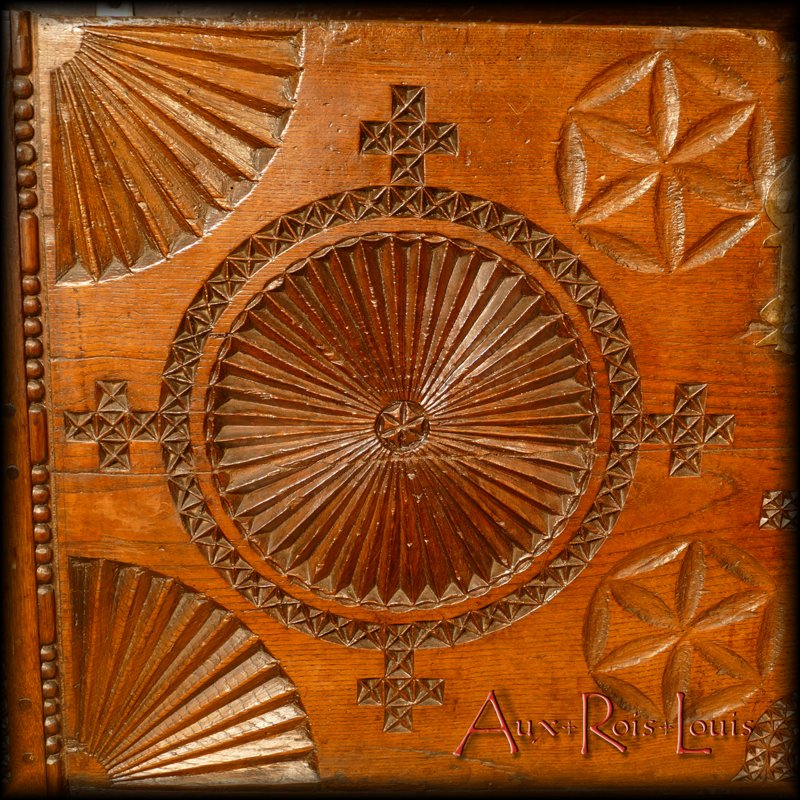 The four corners of this central panel are decorated with St James shells. According to the Codex Calixtinus, this shell has been associated since the 12th century with respect for good works. The two valves of the shell representing the two precepts of love, namely: to love God more than anything and to love your neighbor as yourself.