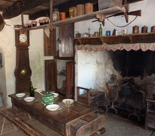 Coffres à sel, l'un sous forme de banc et l'autre sous forme de fauteuil, de part et d'autre du cantou dans une ferme du village de Bouzic en Périgord.