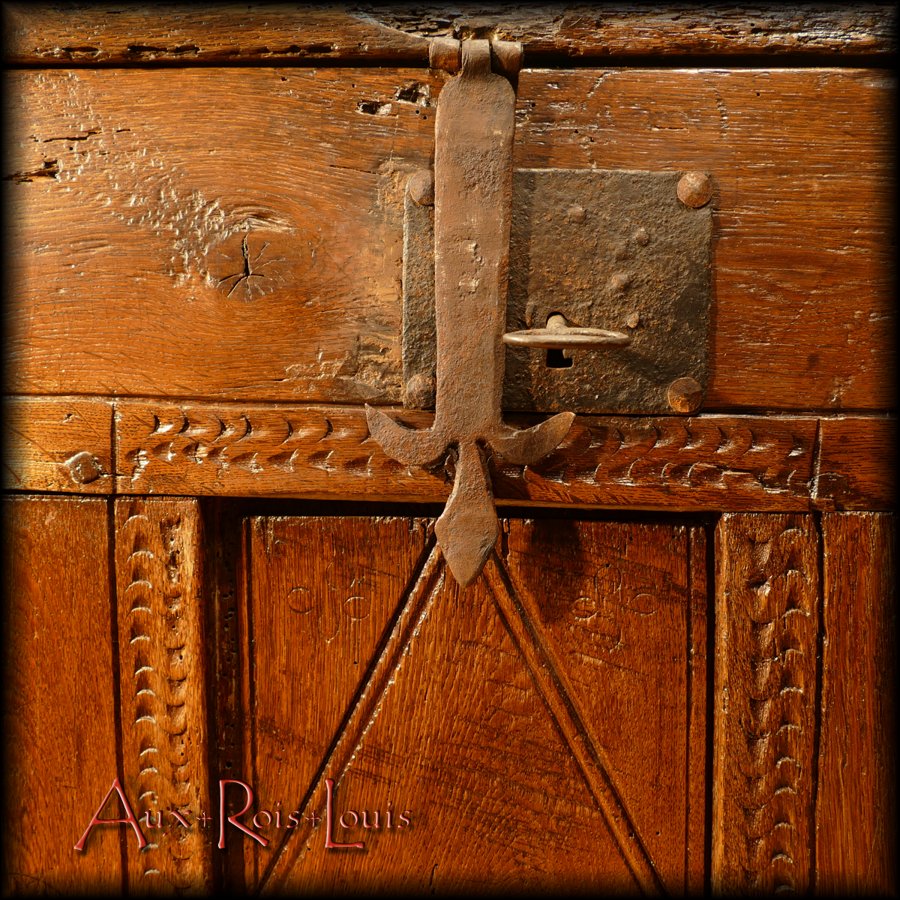 The hasp that supports the auberon has a very pretty fleur-de-lys ending, attesting to family loyalty to the Kings of France.