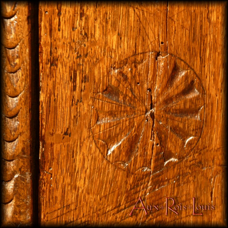 Autour des fleurs, symboles de la Passion, sont tracés des cadres ornés de motifs dits « en coup d'ongle ».