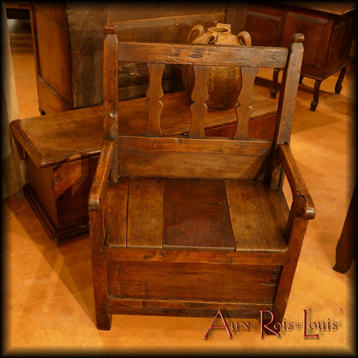 Chest armchair made from chestnut, cherry and poplar planks in a farm in Quercy in the 19th century.