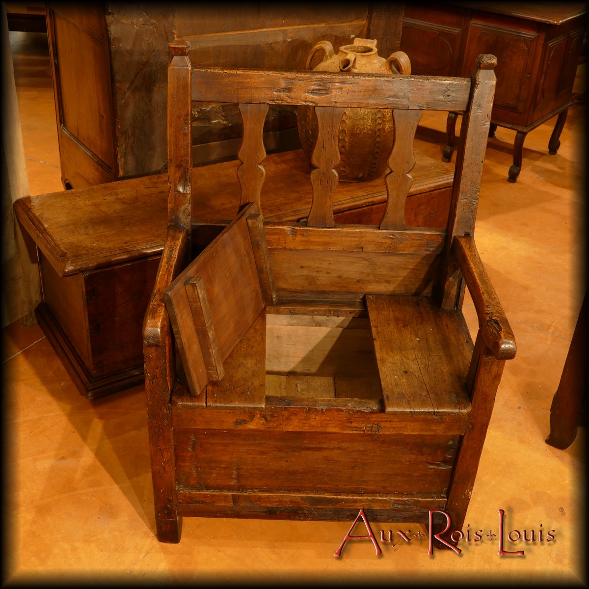 Armchair also called "cantou" in the trunk of which the salt was stored, kept warm and dry.