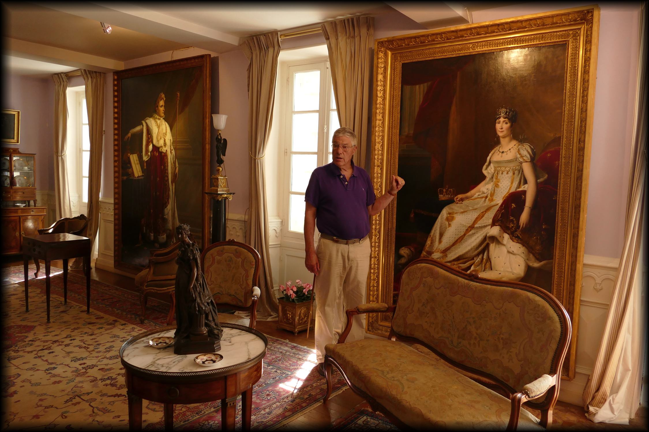 Le comte Baudoin-Napoléon de Witt, arrière-arrière-petit-neveu de Napoléon Bonaparte, nous présente le portrait de « Joséphine en costume de Sacre » dans le Musée Napoléon qu'il a créé au Château de la Pommerie à Cendrieux – Périgord – FRANCE