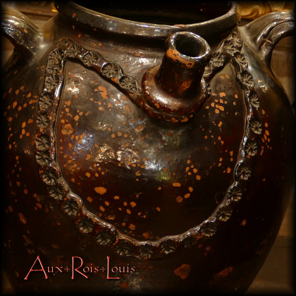 The flower necklace that underlines the spout and caresses the belly of this jug like a precious jewel is the signature of its author, resolutely fell under the spell of what was born under his hands.