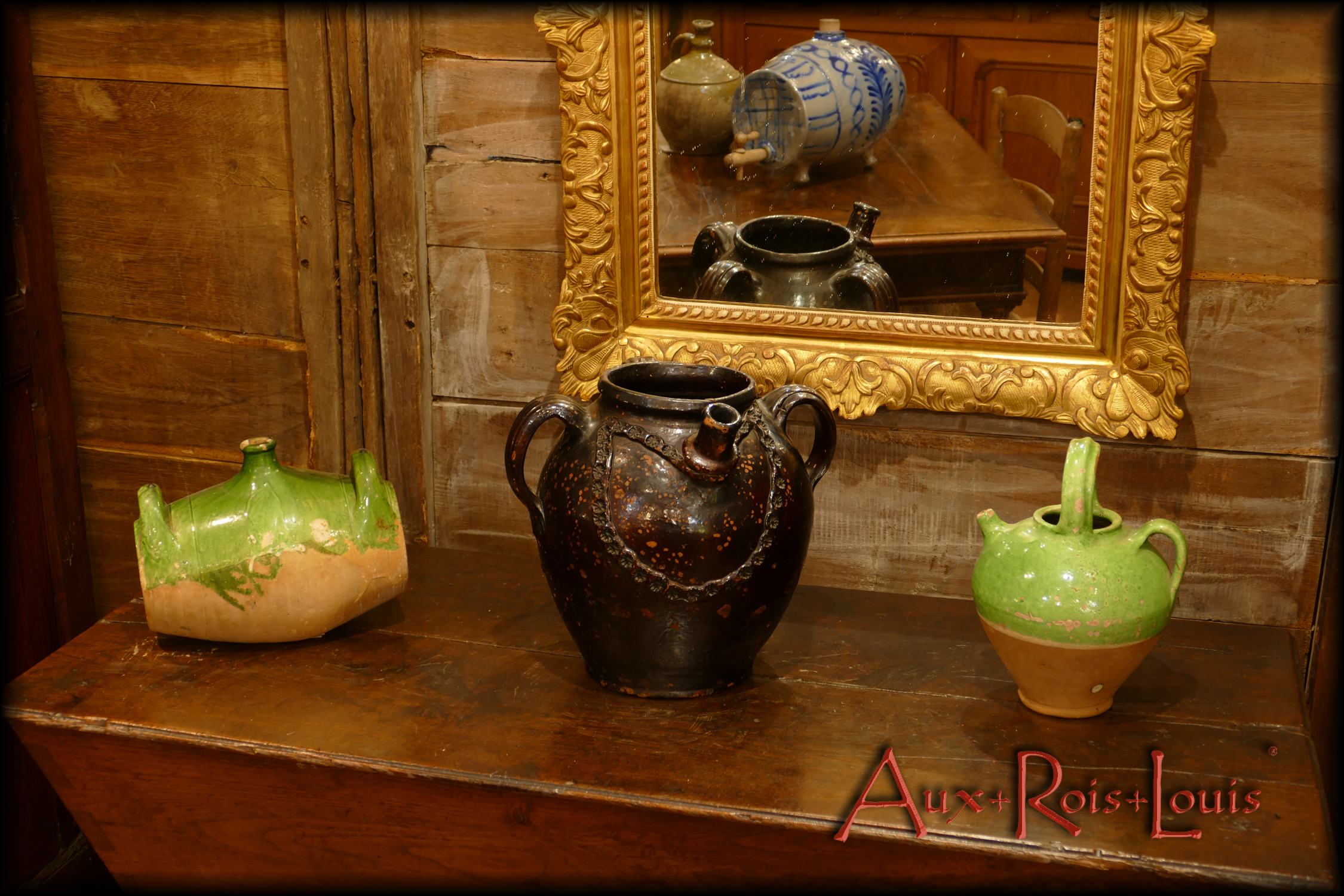 Parmi les joyaux de la Galerie-vente Aux-Rois-Louis, émerge cette étonnante poterie qui d'emblée évoque une beauté en robe de soirée.