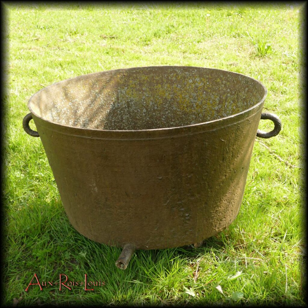Large cast iron vat for laundry – 16ᵗʰ century – Fonderies du Périgord – [ME076]