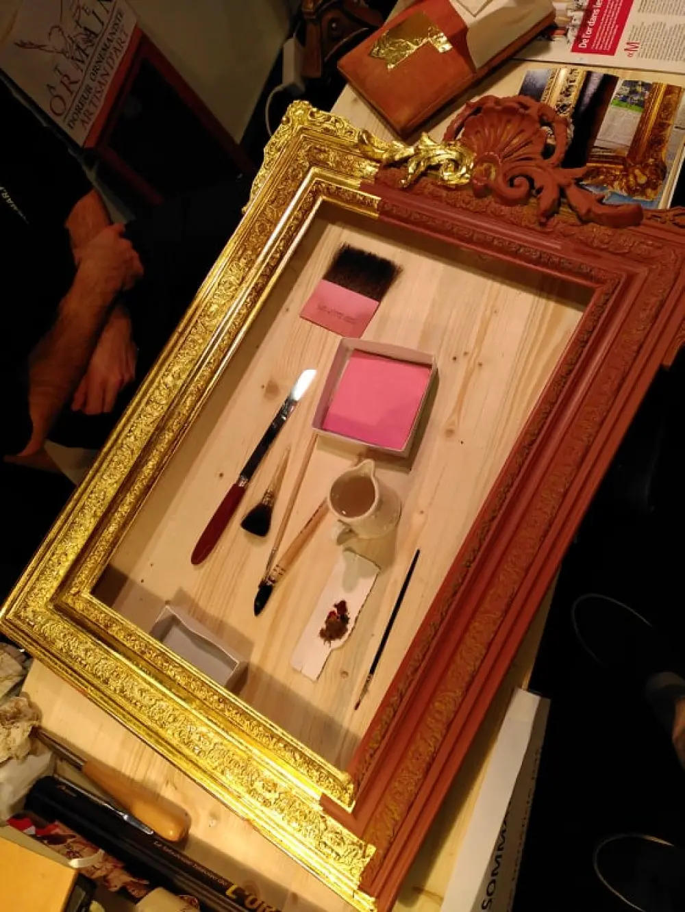 Demonstration of gilding at the Cité Danzas, as part of the European Days of Crafts. We recognize the Armenian bole in red tint on which the gold leaf is applied with tempera, respecting the know-how of the master gilders of the Renaissance.