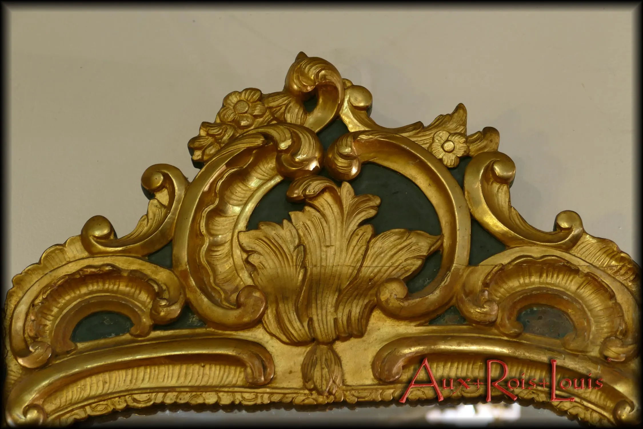 On the pediment, the Rocaille style frees up ornamentation, asymmetrical and vegetal in abundance.