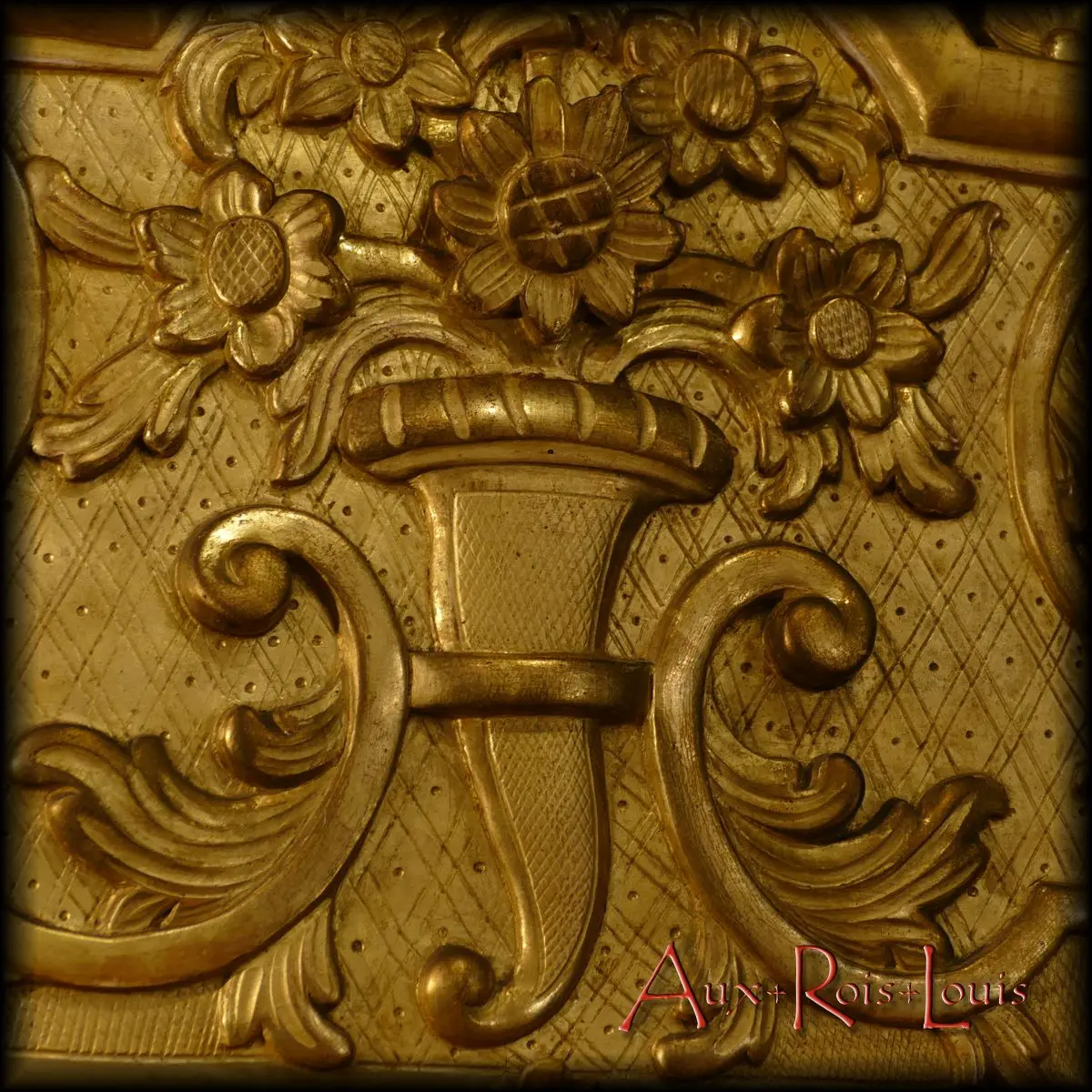 Saisissante par son relief et sa taille, une corne d'abondance, symbole de fécondité et de fertilité, trône au centre de l'imposant frontispice de ce miroir Louis XV.
