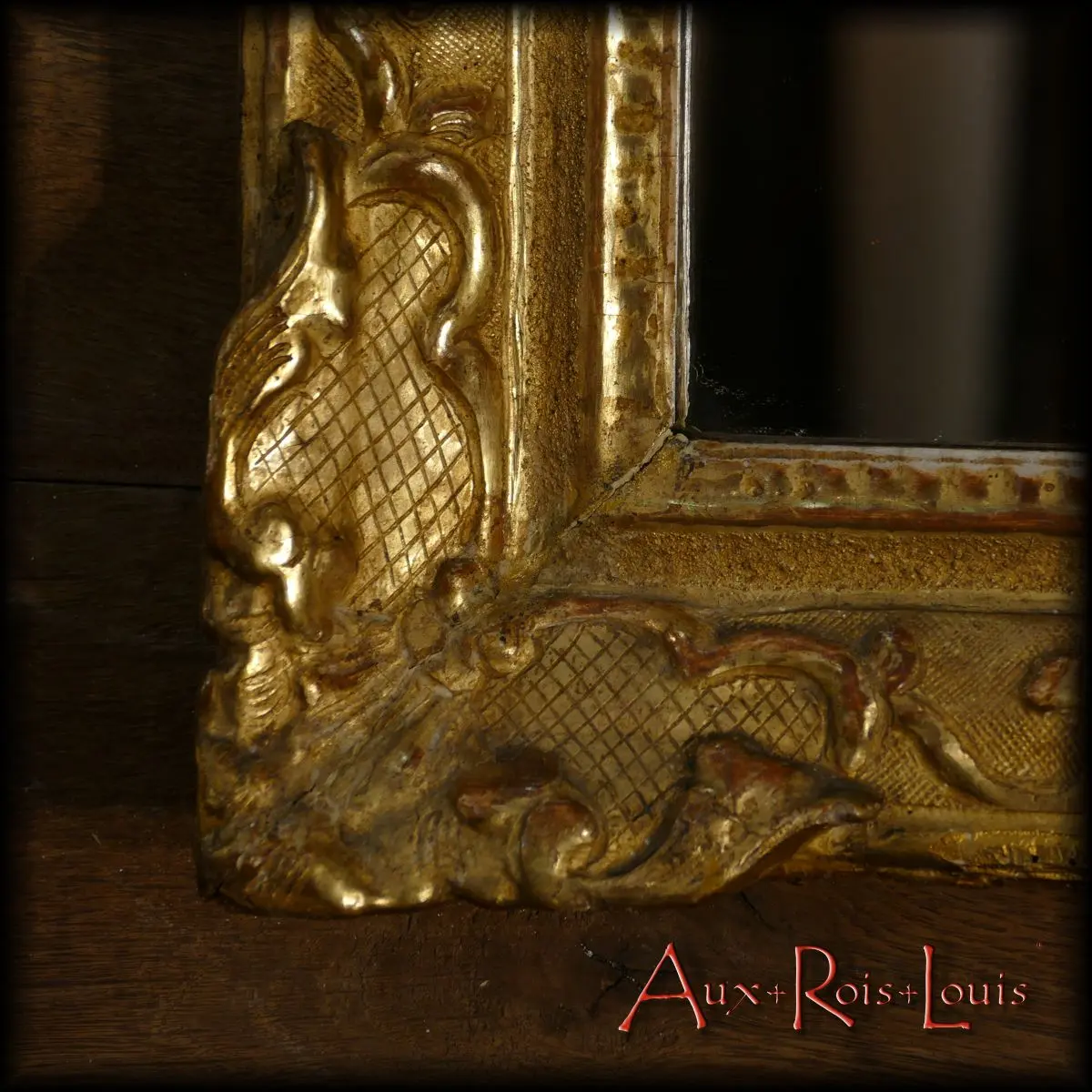Closer up, you can see the Armenian bole in a red ocher hue which, over the centuries, has reappeared, accentuating the contrasts and nuances of this Louis XV mirror.