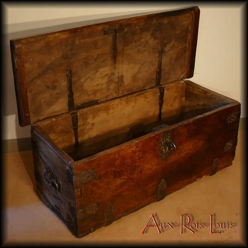 Walnut travelling chest – 17ᵗʰ century – Southern France – [ME007]