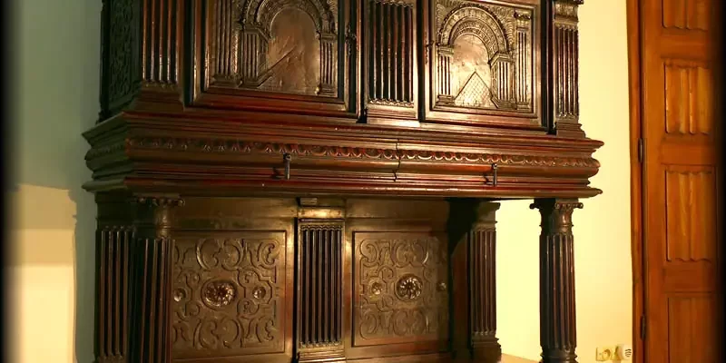 Walnut sideboard – Renaissance –17ᵗʰ century Walnut sideboard – Renaissance –17ᵗʰ century