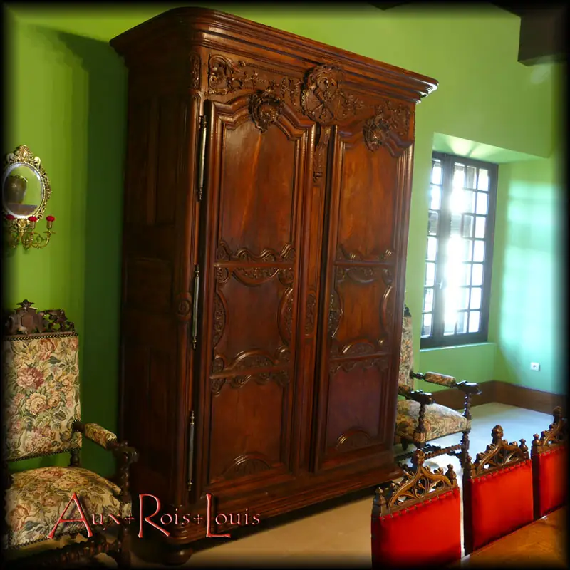 Walnut wedding gift wardrobe – 18ᵗʰ century – Lyon region – [ME013]