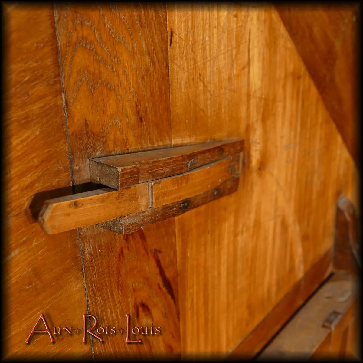 It is this wooden spring that engages in the lyre after it has rotated 90° to hold the table top in place.