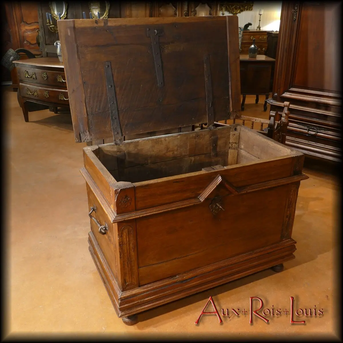 Coffre maintenu ouvert grâce à ses larges pentures en fer forgé d’origine Ce sont de grosses pentures en fer forgé qui maintiennent ce coffre ouvert. On voit qu’il a été charpenté pour voyager sans encombre sur des charrettes brinquebalantes. Son chevalier ayant laissé son armure au vestiaire, il aura en réalité mené une vie de château dans un Périgord pacifié.