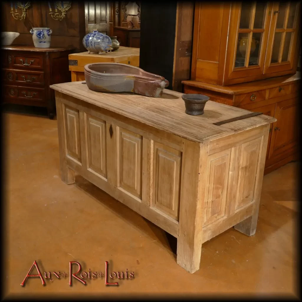 Chest in blond walnut from the 17th century, from a Maison Forte du Périgord. It is decorated with a succession of eight projecting double tables or 