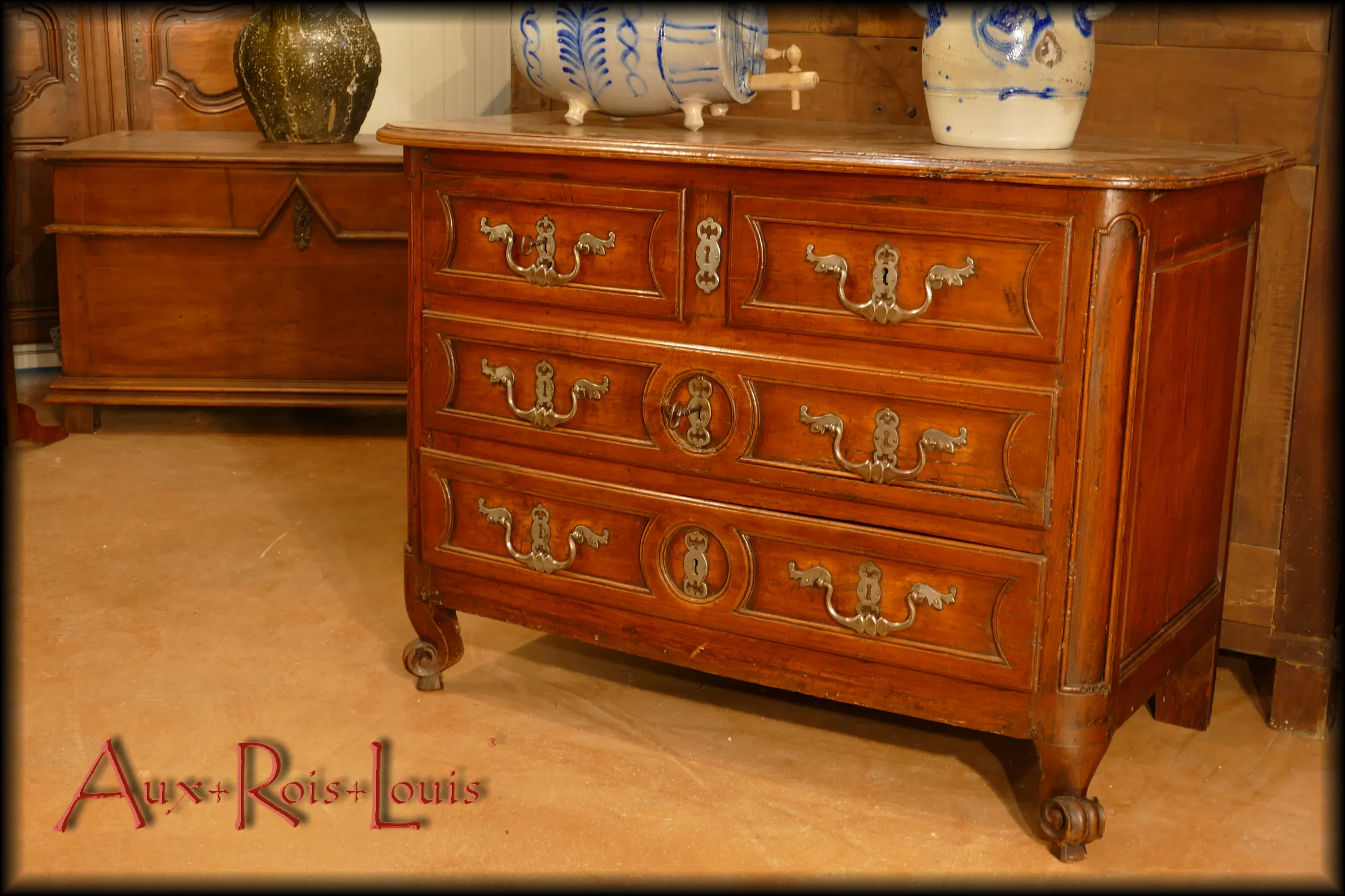 Chest of drawers in cherry wood with four drawers on its curved front, two large at the bottom and two smaller at the top placed side by side. It was made in Périgord in the 18th century in thick cherry boards and rests on two scrolled legs at the front and two straight legs at the back.