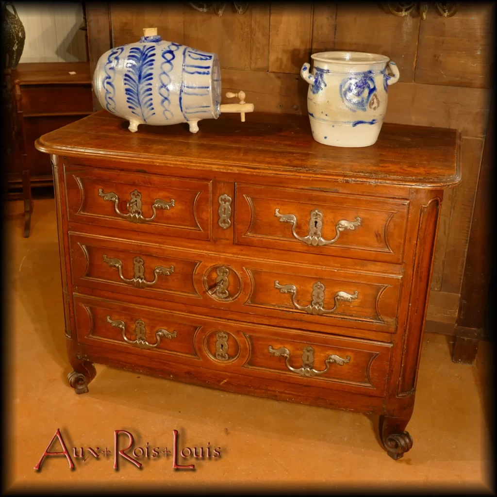 Chest of drawers in cherry wood with four drawers on its curved front, two large at the bottom and two smaller at the top placed side by side. It was made in Périgord in the 18th century in thick cherry boards and rests on two scrolled legs at the front and two straight legs at the back.