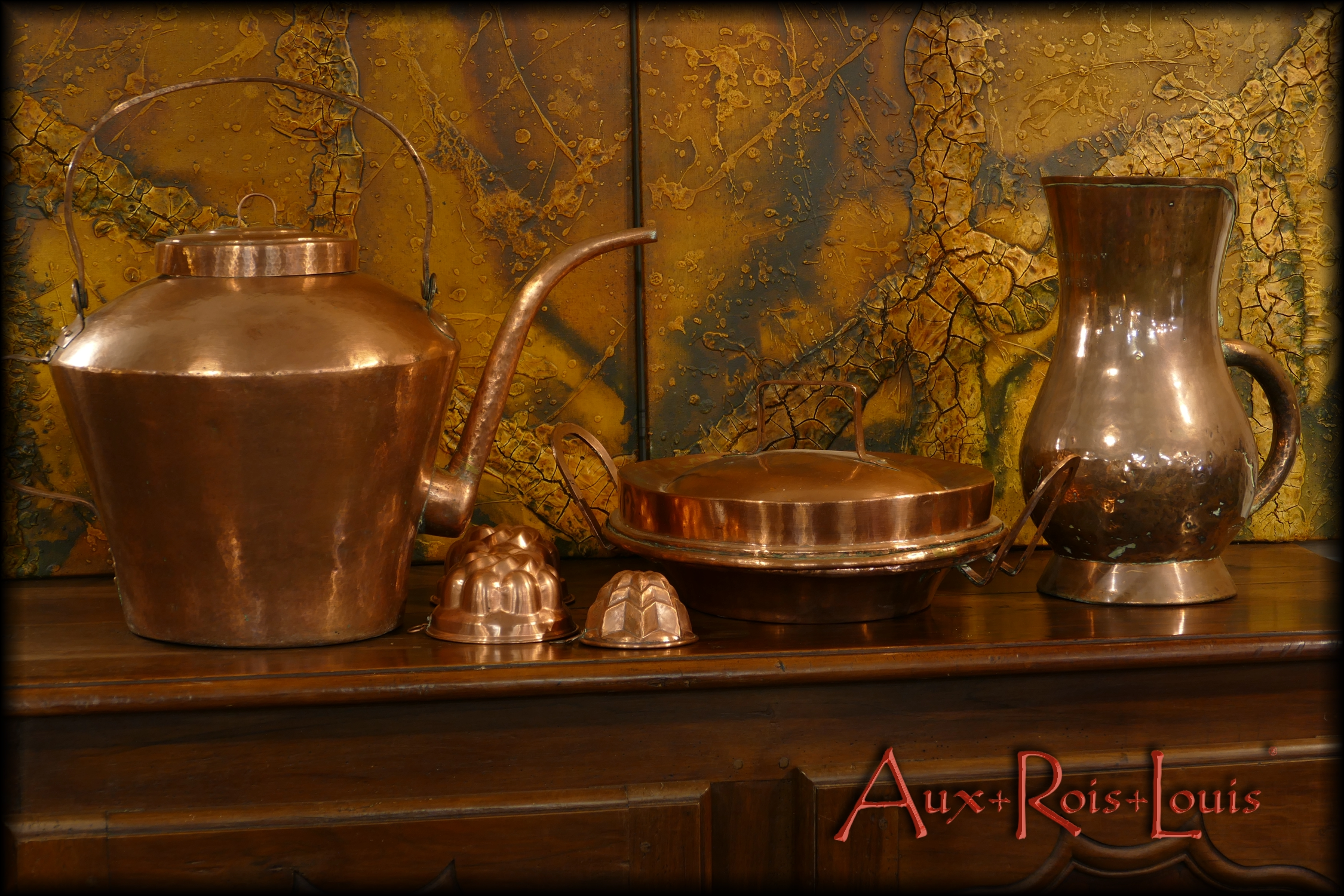 Three copper containers of exceptional size: an enormous kettle, the matching pie dish and an equally imposing pitcher. All are in red copper and date from the 18th century, a period during which they were manufactured using the same processes in the South West of France.