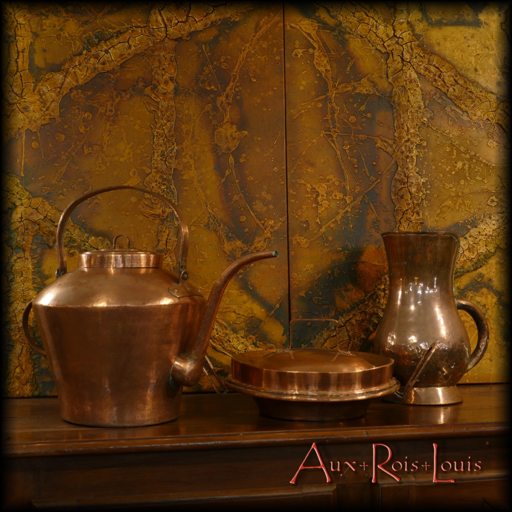 Three copper containers of exceptional size: an enormous kettle, the matching pie dish and an equally imposing pitcher. All are in red copper and date from the 18th century, a period during which they were manufactured using the same processes in the South West of France.