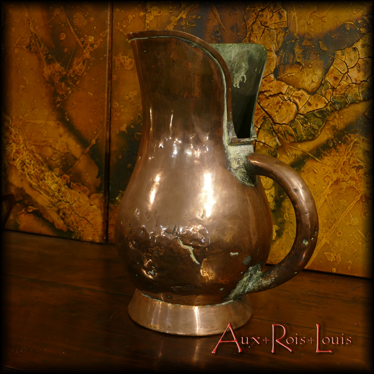 This large red copper pitcher was used to measure the wine when selling it. Named decaliter, it can indeed contain precisely up to 10 liters of wine. This capacity was attested by a controller who affixed his punch on the top of this pitcher to validate his measurement value.