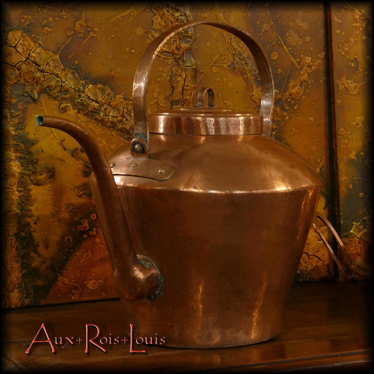 This large copper kettle made in the 18th century in the South West of France was used, in a Médoc wine estate, to heat water for the kitchens as well as for the baths of the whole family.