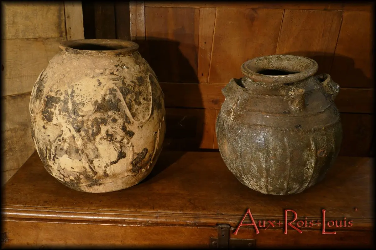 These two jars come from neighboring Auvergne pottery centers. However, they are distinguished by their finish. The one on the left, fired in raw white clay and therefore porous, has allowed the oil to pass through it in places, while the one on the right has a water-green glaze which has in fact made it waterproof.