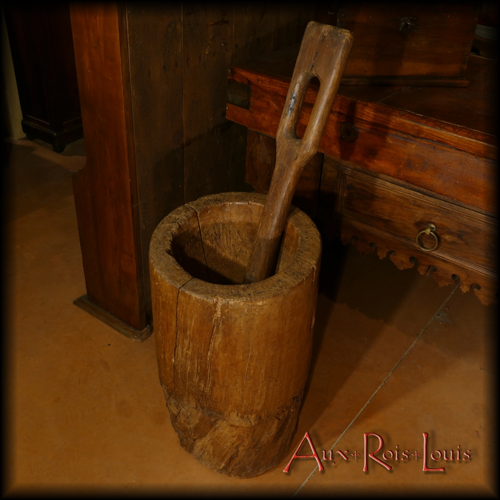 Mortar and pestle in beech wood – 18th century – South-West