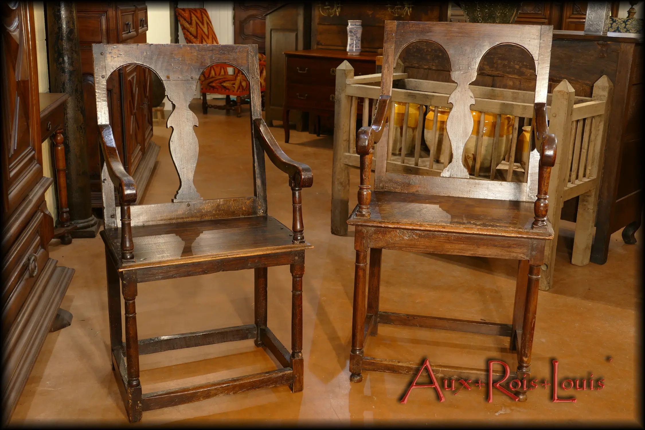 Exemples d’assises considérées comme confortables sous Louis XIII, voici deux chaises à bras aux dossiers quasiment droits dont la douceur réside plutôt la façon des accoudoirs, terminés en crosse, et le tournage, dans l’esprit Renaissance, des montants reliant dossiers et accoudoirs au piétement.