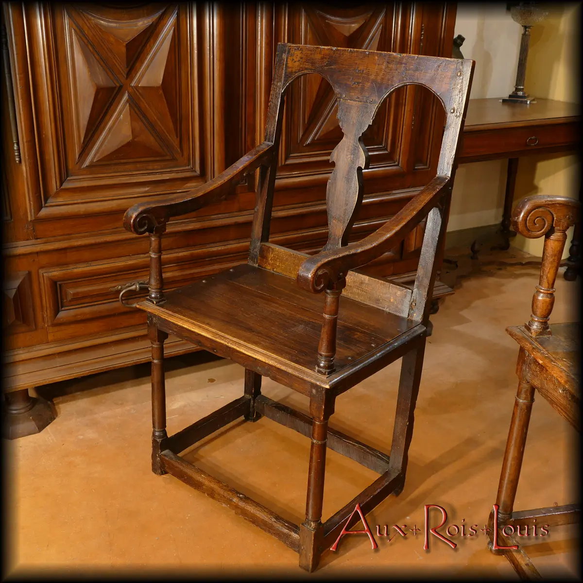 La plus petite de ces deux chaises à bras Louis XIII accueillait l’épouse du maître de céans. On peut les imaginer tous deux assis auprès d’une grande cheminée et profitant à la veillée d’une belle flambée réconfortante.