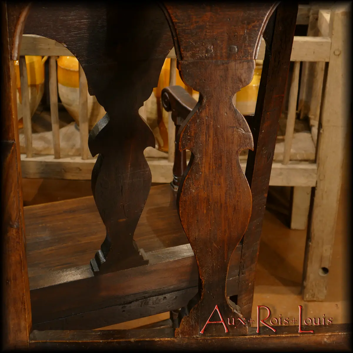 On observe sur les dossiers de ces deux chaises à bras Louis XIII, deux étonnants motifs de silhouettes humaines détourées. Elles sont expressives et apportent une touche de poésie à cet ensemble conçu manifestement pour un couple, l’une des deux assises étant plus petite que l’autre.