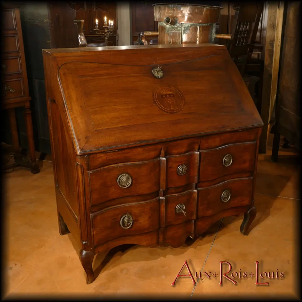Drop-leaf secretary made in Périgord in the 18th century in beautiful walnut boards. It is composed of a crossbow chest of drawers with two large drawers, surmounted by a sloping flap that opens to become a writing desk.