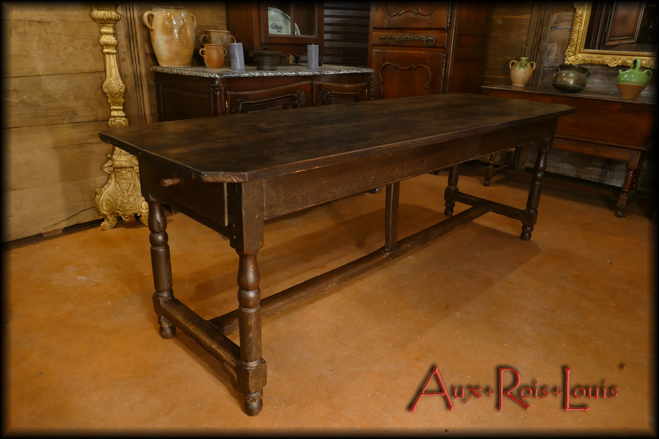 Le tournage des quatre pieds de cette table en chêne permet de situer la production de cette table au tout début de l’époque Louis XIII.
