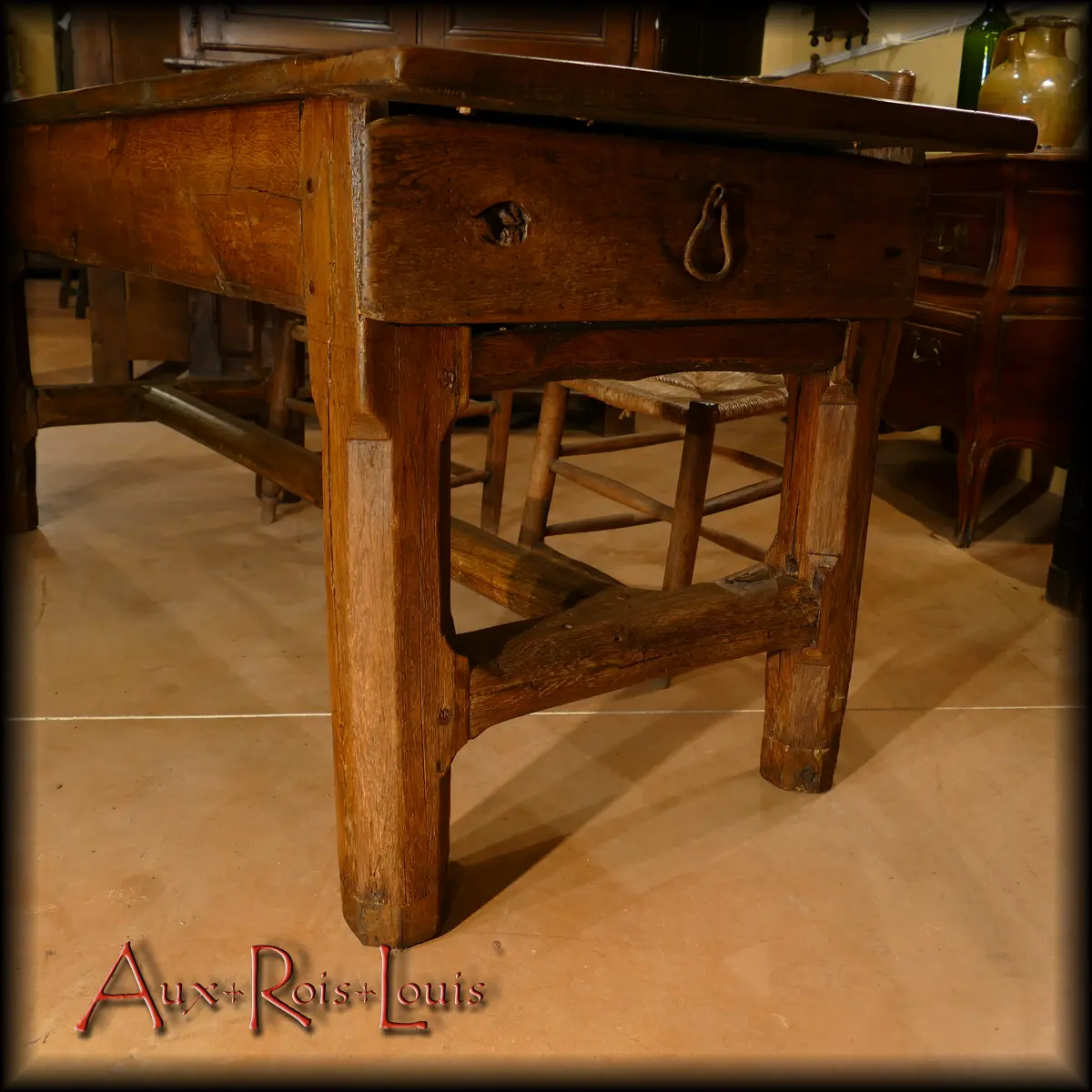 L’autre extrémité de cette table auvergnate, située donc 1 mètre 86 plus loin, dispose également d’un tiroir qui pouvait au XVIIIᵉ siècle recevoir les ustensiles de cuisine.