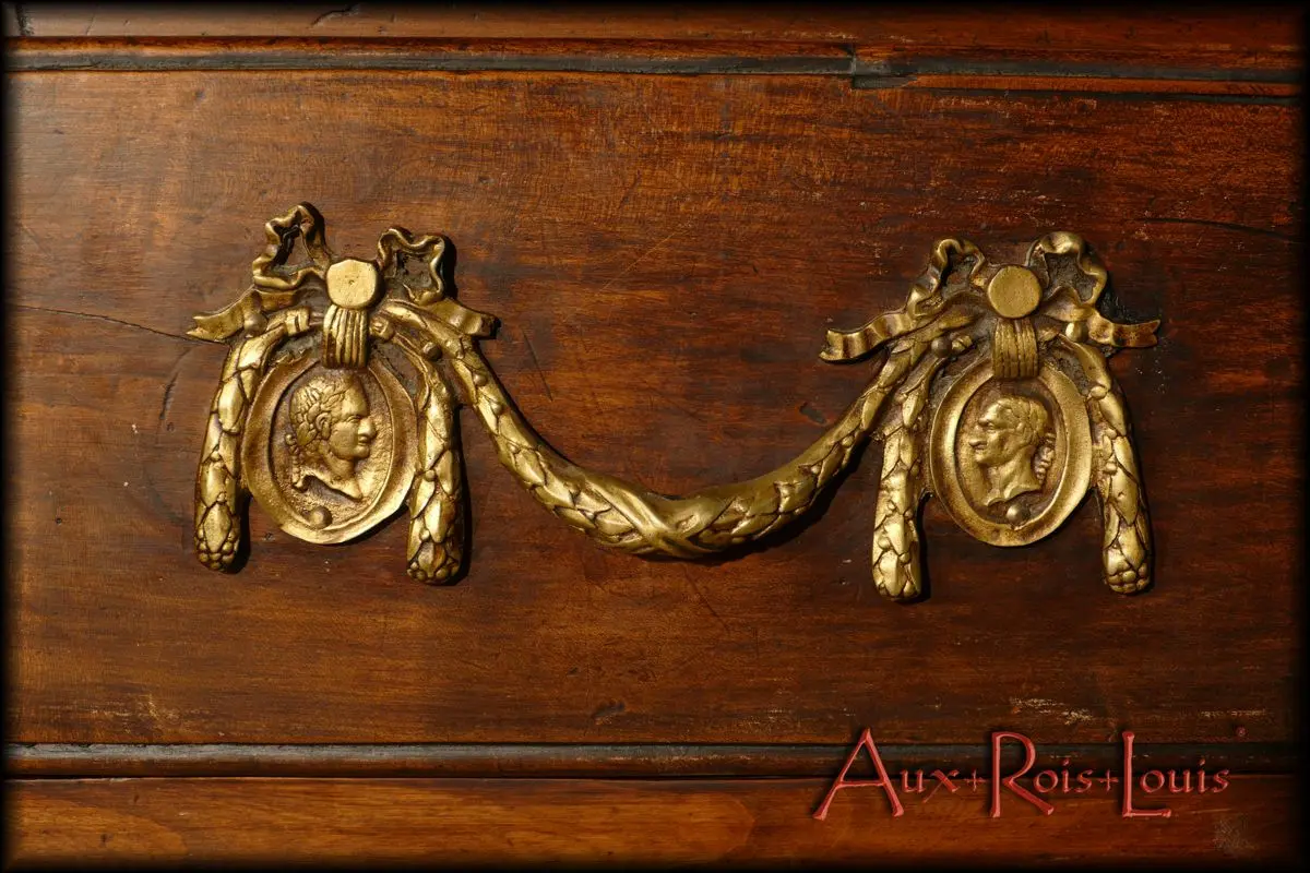 This cherrywood jump chest features, on the handles of its drawers, a glimpse of the typical neo-classical ornamental repertoire of the Louis XVI style. Namely, medallions placing noble profiles face to face, these portraits being crowned with braided ribbons, themselves delicately tied.