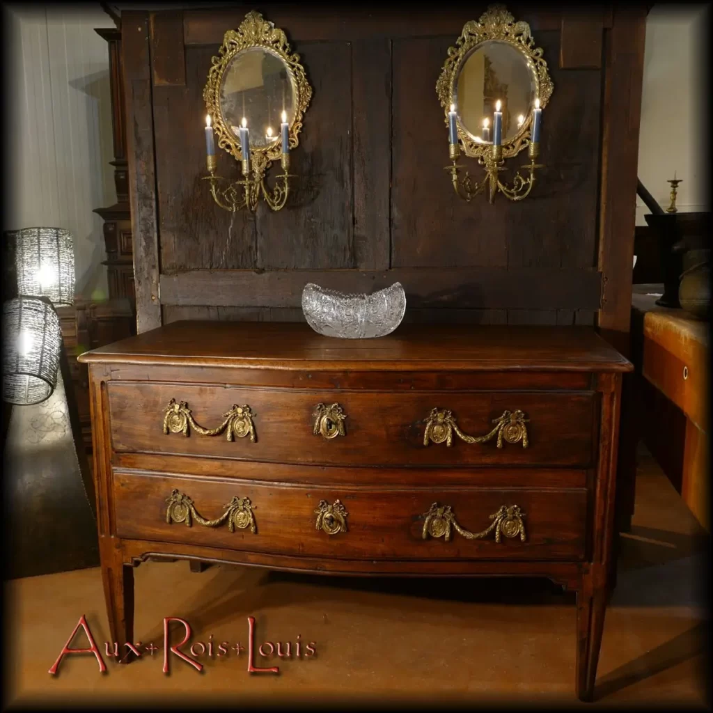 Cette commode Louis XVI est dite « sauteuse » en raison de la hauteur inhabituelle de ses pieds. Native des Provinces situées au Sud Ouest du Royaume de France, la Guyenne et la Gascogne, cette pièce unique, robuste et raffinée, a été fabriquée au XVIIIᵉ siècle dans d’épaisses planches de merisier.