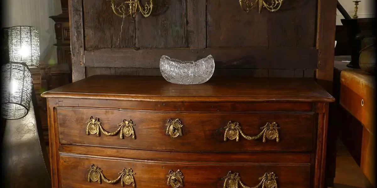 Cette commode Louis XVI est dite « sauteuse » en raison de la hauteur inhabituelle de ses pieds. Native des Provinces situées au Sud Ouest du Royaume de France, la Guyenne et la Gascogne, cette pièce unique, robuste et raffinée, a été fabriquée au XVIIIᵉ siècle dans d’épaisses planches de merisier.