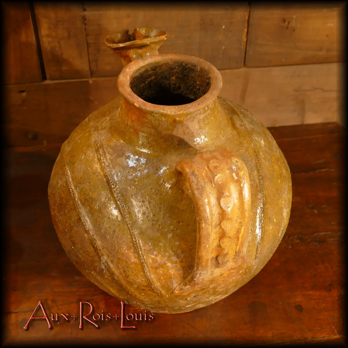 D’une teinte vert d’eau obtenue grâce à de savants mélanges d’oxydes de fer, cette jarre à huile produite au XVIIIe siècle est ornée, comme le veut la tradition du Quercy, de bandes imprimées à la molette.
