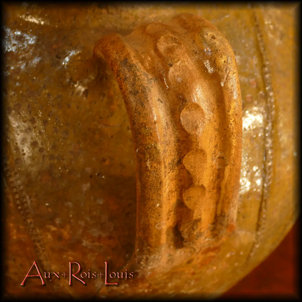 Phénomène tout à fait inhabituel, cette jarre à huile du Quercy possède sur son anse dorsale une bande digitée, c’est-à-dire modelée au doigt, et non à la traditionnelle molette.