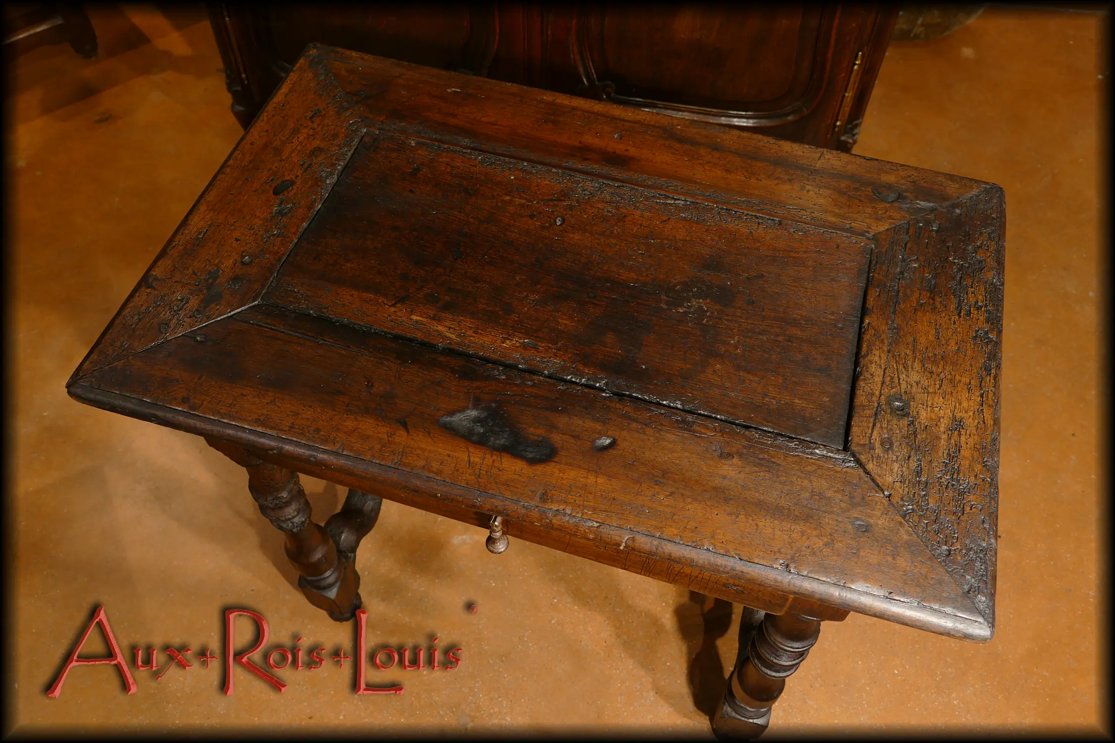 Le plateau de cette table à poser dévolue à recevoir autrefois le coffre écritoire qui contenait plumes, encre et papier, a été assemblé par encadrement.