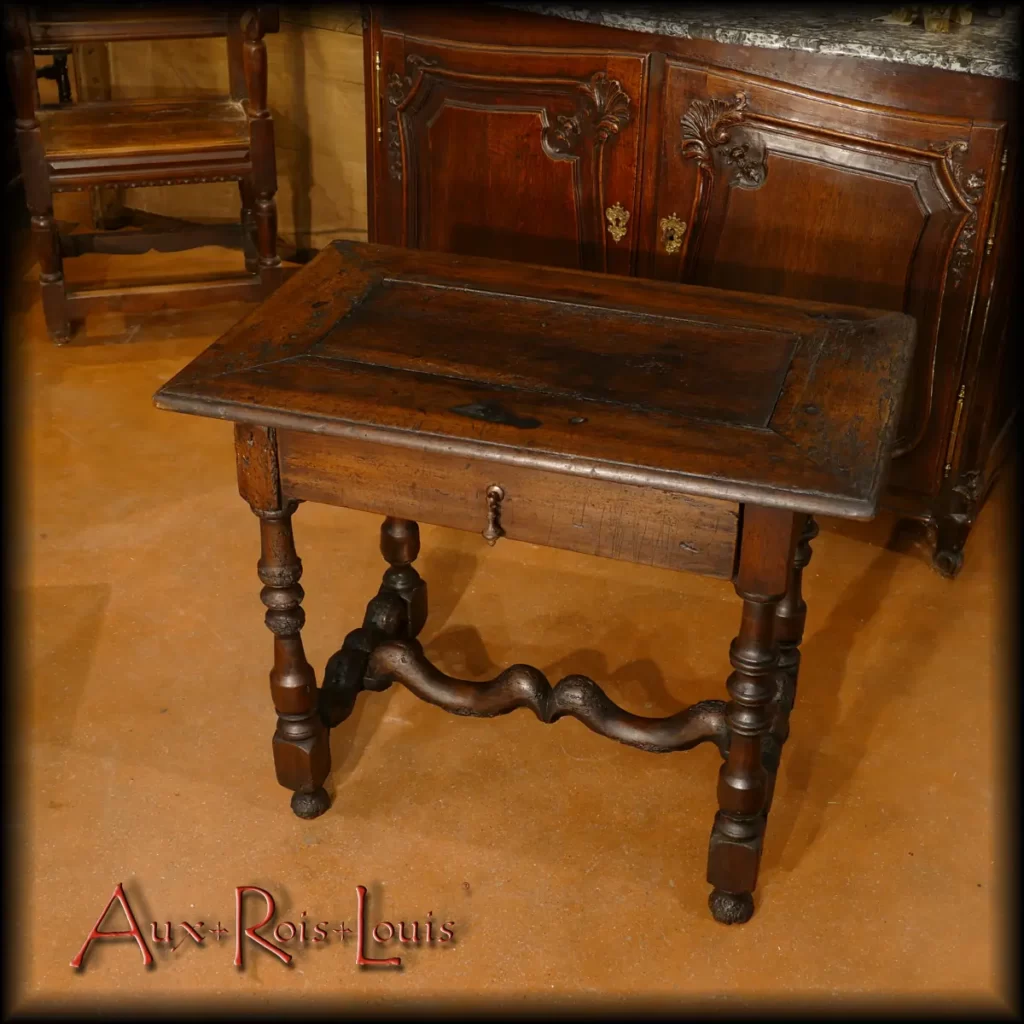 Juchée sur ses pieds tournés reliés par une entretoise en os de mouton, cette jolie table à poser en noyer a connu les campagnes chevaleresques d’un seigneur périgourdin du Moyen-Âge. À chacune de ses haltes, c’est sur elle que l’on posait le coffre écritoire dédié à la rédaction des actes notariés régissant les droits et devoirs des différents belligérants.